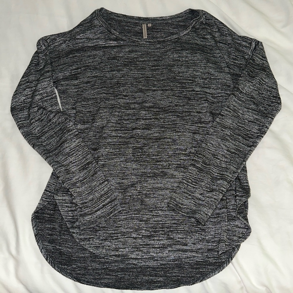 Lightweight scoop bottom sweater